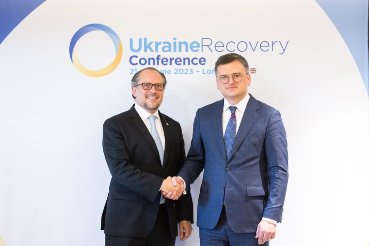 Außenminister Alexander Schallenberg und sein ukrainischer Amtskollege Dmytro Kuleba beim Handshake in London.