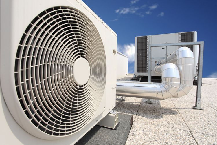 Außengerät einer Klimaanlage auf dem Dach eines Gebäudes