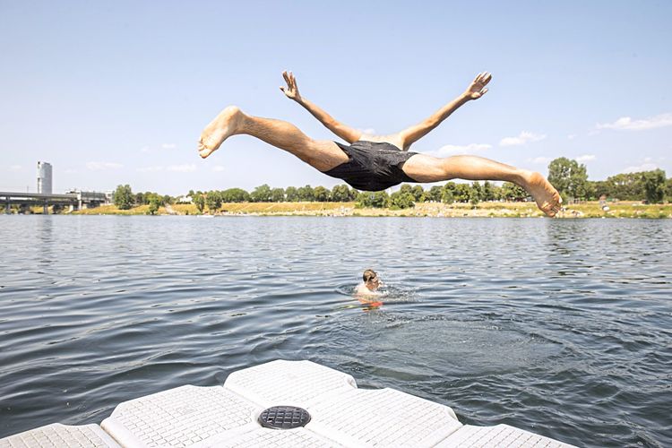 Person springt in Donau
