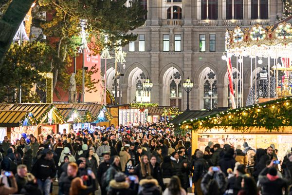 Verh-ttelt-und-zugepunscht-Saisonstart-f-r-die-Wiener-Weihnachtsm-rkte