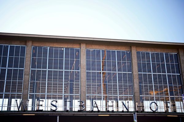 Mann-stach-am-Wiener-Westbahnhof-offenbar-willk-rlich-auf-Passanten-ein