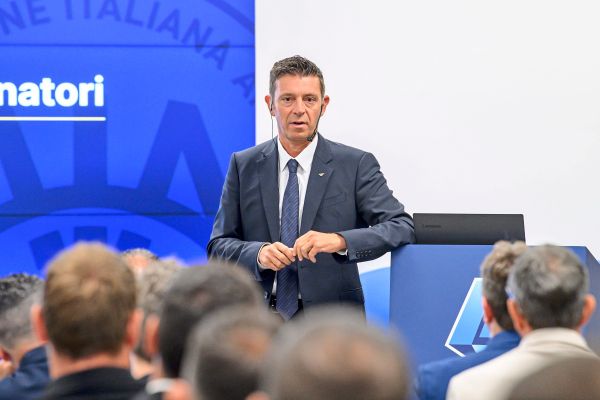 Ermittlungen-wegen-Sportbetrugs-Italiens-Schiri-Koordinator-suspendiert-sich