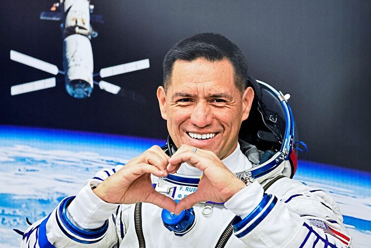 Der US-amerikanische Astronaut Frank Rubio im Raumanzug formt mit seinen Händen ein Herz.