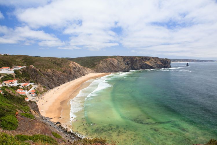 Besucher erwarten in Aljezur eine reiche Geschichte und außergewöhnliche Gastronomie, schöne Strände und Naturparks.