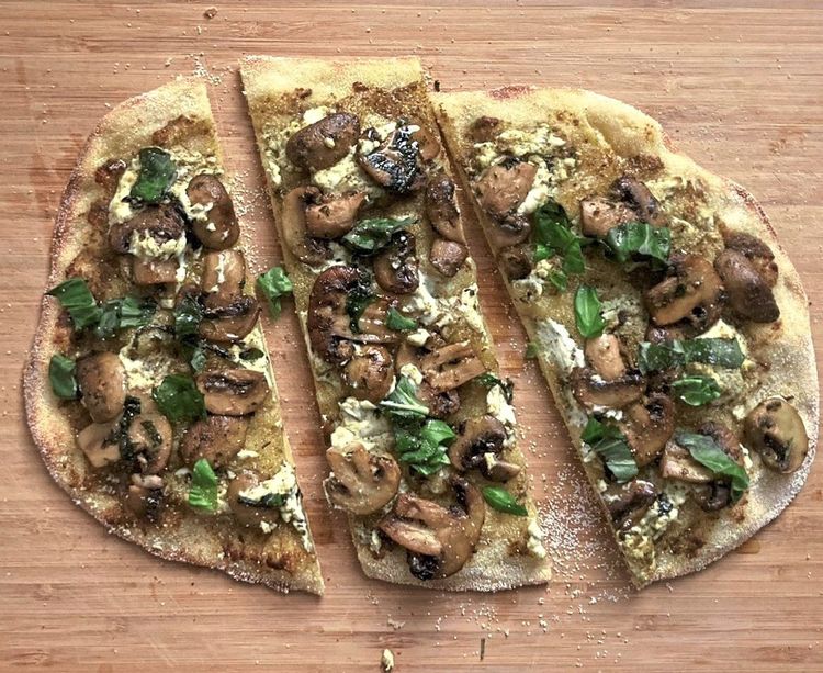 Pinsa mit zweierlei Belag: Schwammerln und Ziegenkäse oder Erdäpfel mit ...