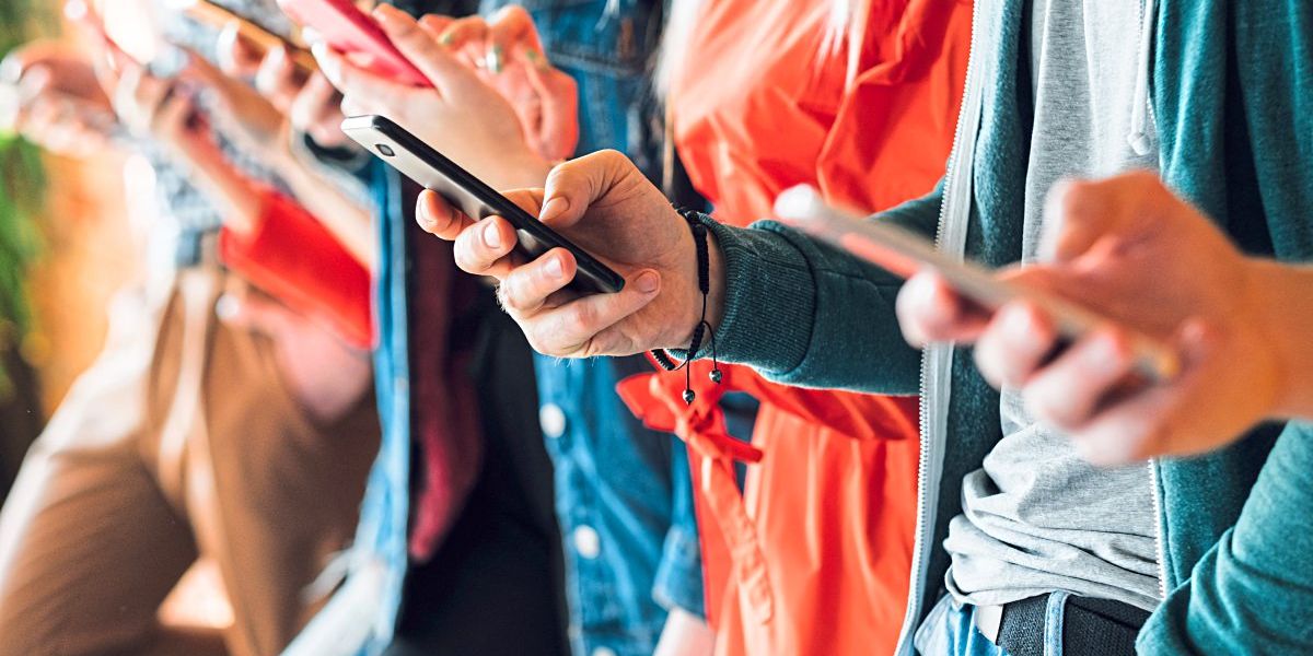Wer weniger aufs Smartphone schaut, fühlt sich besser