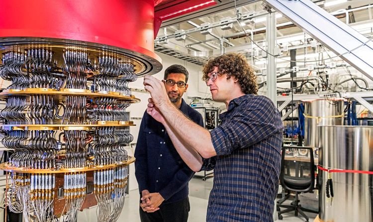 Google-Chef Sundar Pichai lässt sich einen Quantencomputer zeigen.