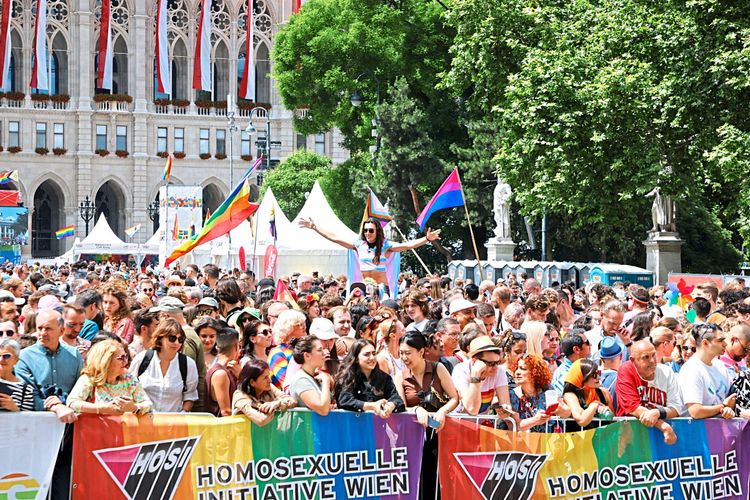 300.000 Menschen besuchten 27. Wiener Regenbogenparade Österreich