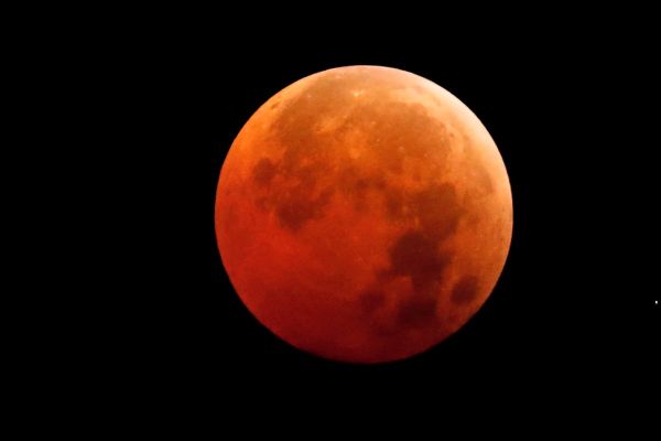 Totale-Mondfinsternis-taucht-am-Sonntag-den-Erdtrabanten-in-spektakul-res-Rot