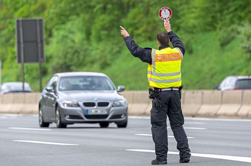 Österreicher trank während Autofahrt in Bayern aus Weinflasche