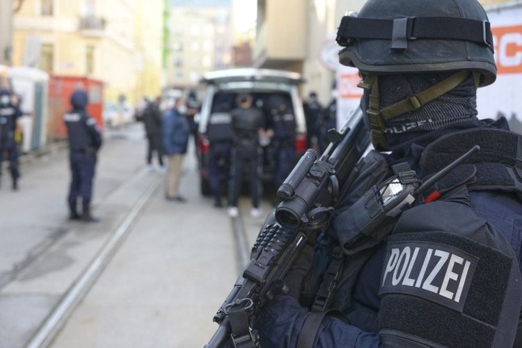 Schwerbewaffnete Polizeikräfte nach dem Terroranschlag vom 2. November 2020 in Wien.