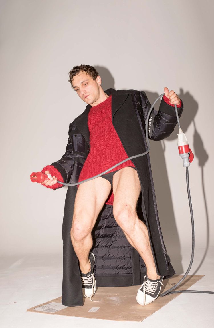 Holzhackerkorper Schauspieler Franz Rogowski Im Mode Shoot Mode Kosmetik Derstandard De Lifestyle