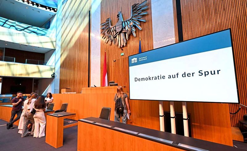 Demokratie-Rätselrallye: Schülerinnen und Schüler bei Escape-Game im Parlament