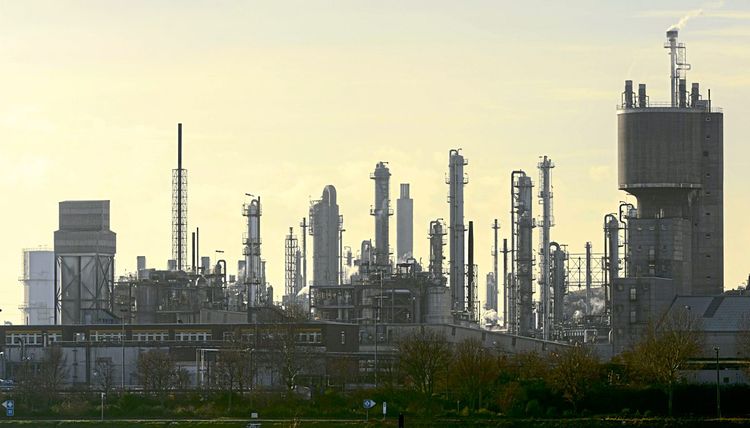 Der Chemieverband sieht gar die Gefahr der Deindustrialisierung in Deutschland und fordert einen vergünstigten Industriestrompreis.
