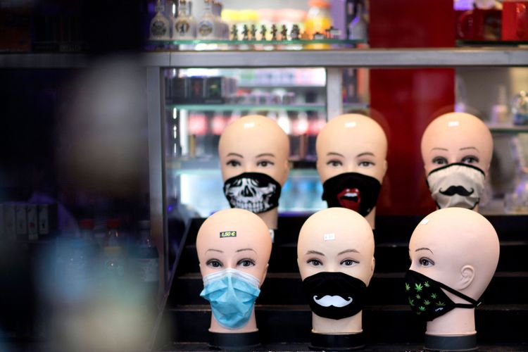 Am Black Friday wurden während der Pandemie im Jahr 2020 schwarze Gesichtsmasken auf kahlen Köpfen zur Schau gestellt.