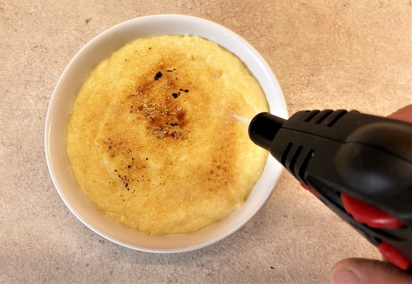 Rezept für Grießflammeri-Brûlée mit Balsamico-Erdbeeren - Desserts ...