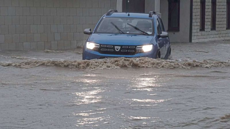 Schwimmende Autos, zerstörte Schirme: Das Unwetter auf Social Media