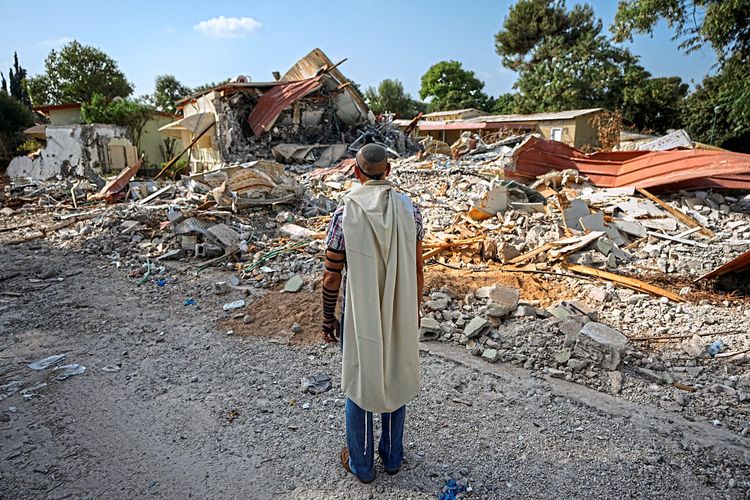 Ein Mann vor zerstörten Häusern im Kibbuz Beeri nach dem Hamas-Angriff.