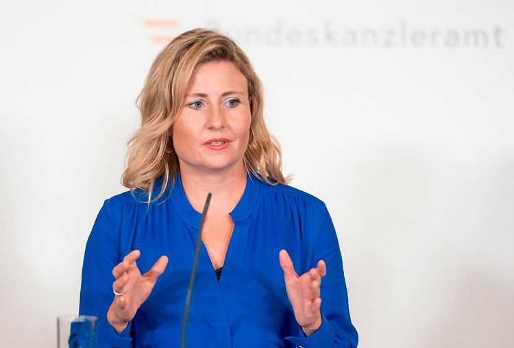 Susanne Raab (ÖVP) springt Karl Nehammer zur Seite.