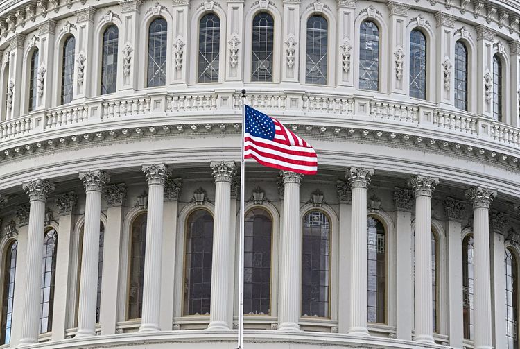 US-Flagge vor dem Kapitol