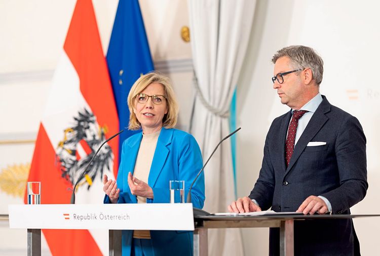 Ministerin Gewessler und Minister Brunner nach einer Sitzung des Ministerrats im Bundeskanzleramt.