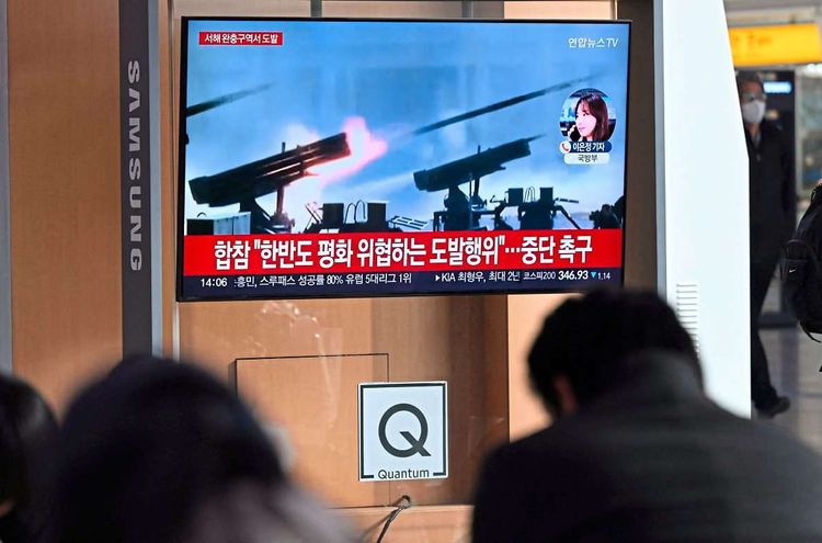 Fernseher mit Aufnahmen von von Nordkorea abgefeuerten Granaten.