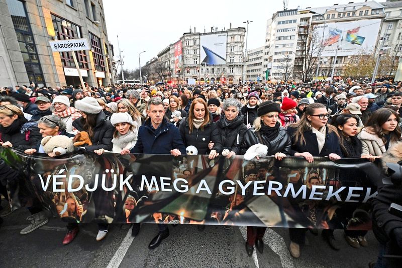 Demonstrationen gegen Orbán in Ungarn nach Bericht zu Missbrauchsfällen