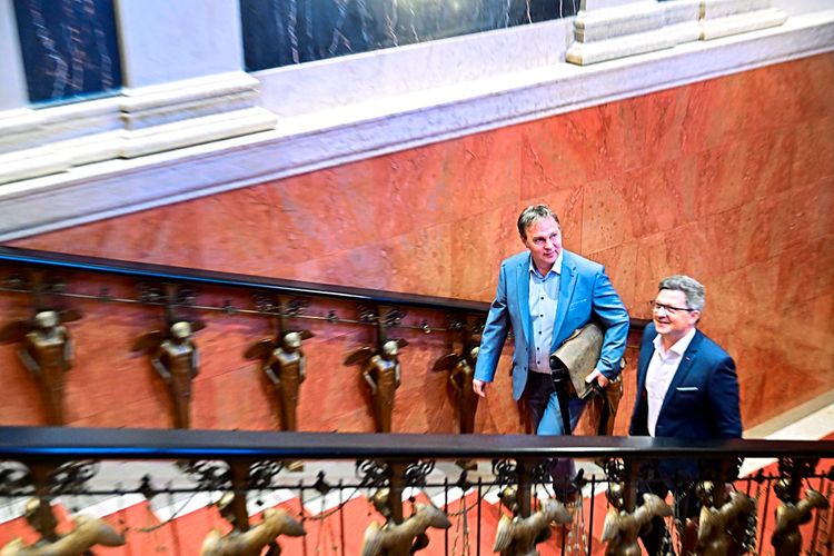 SPÖ-Parteipräsidium -  SPÖ-Landesparteichef Michael Lindner (r.) und Bundes-Chef Andreas Babler vor Beginn einer Sitzung.