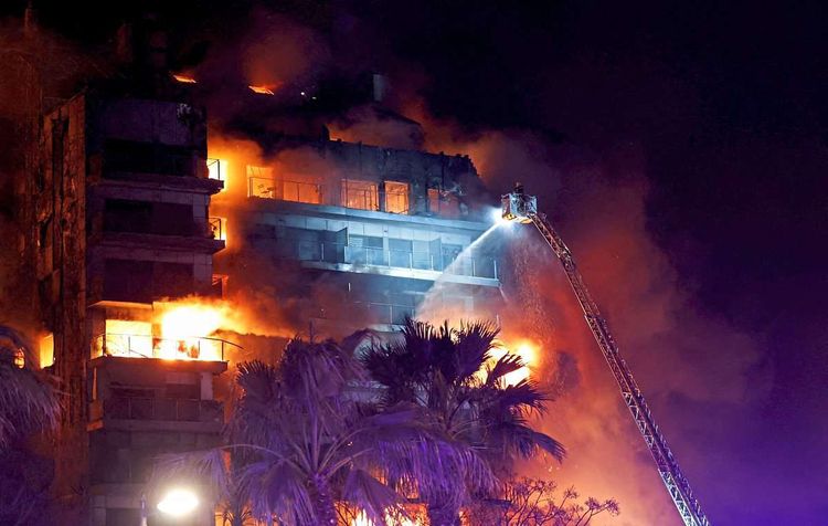 Bei dem Großbrand in der spanischen Küstenmetropole ist das Gebäude mit Wohnungen weitgehend zerstört worden