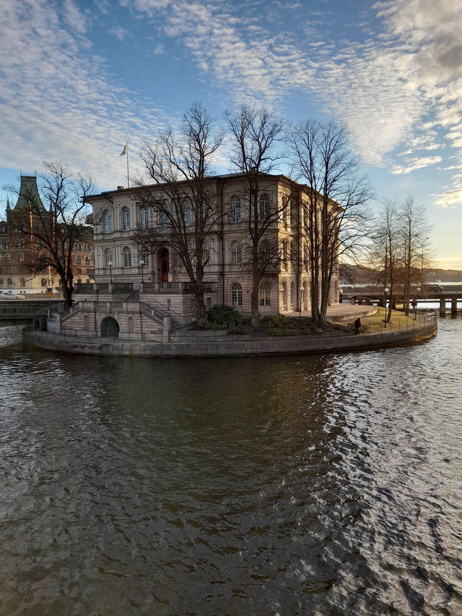 Gebäude am Wasser gebaut