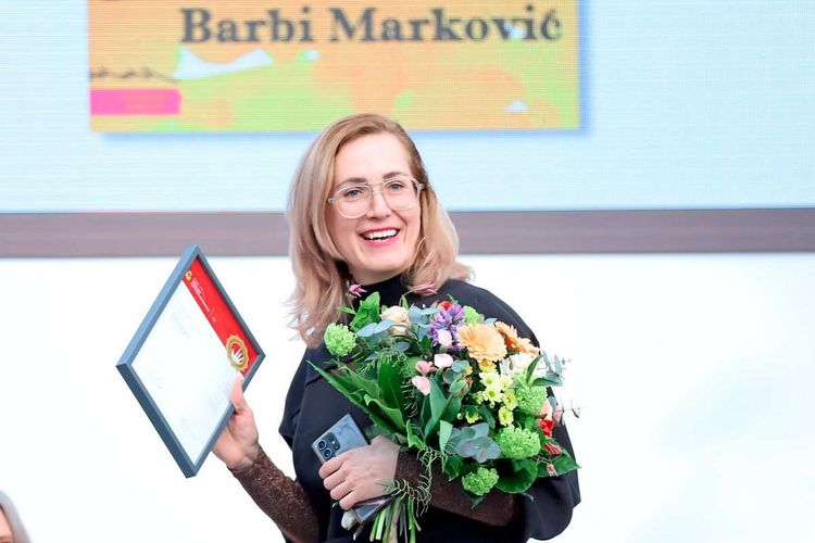 Insignien der Ehrung: Barbi Marković am Donnerstag auf der Leipziger Buchmesse.