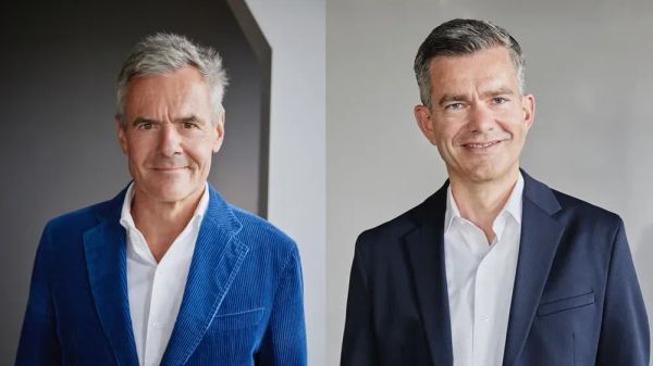 -Zeit-Gesch-ftsf-hrer-Rainer-Esser-bergibt-an-Nils-von-der-Kall