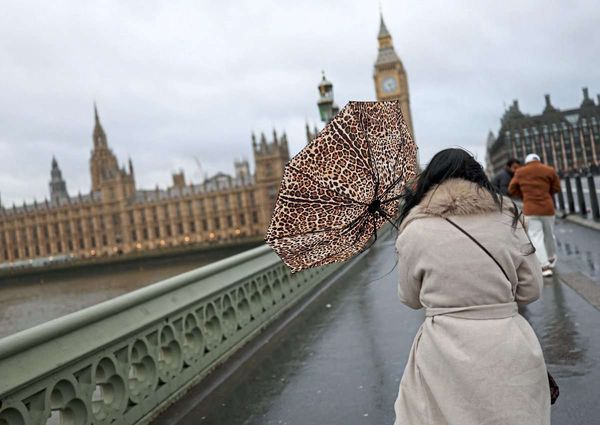 Zehntausende-in-Gro-britannien-nach-Sturm-Darragh-ohne-Strom