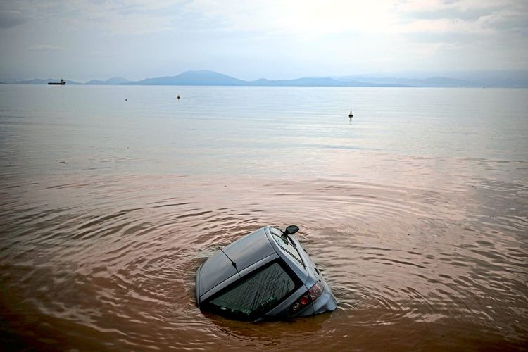 Ein Auto landet nach Unwettern in Griechenland im Wasser