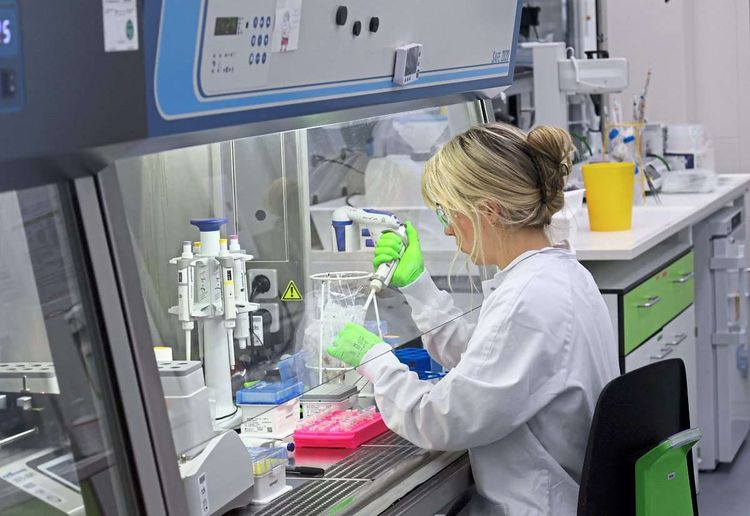 Eine Forscherin von BioNtech im Labor