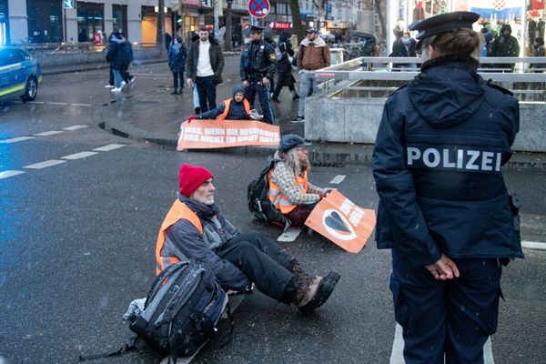 Razzia Bei Deutscher Klimagruppe Letzte Generation - Deutschland ...