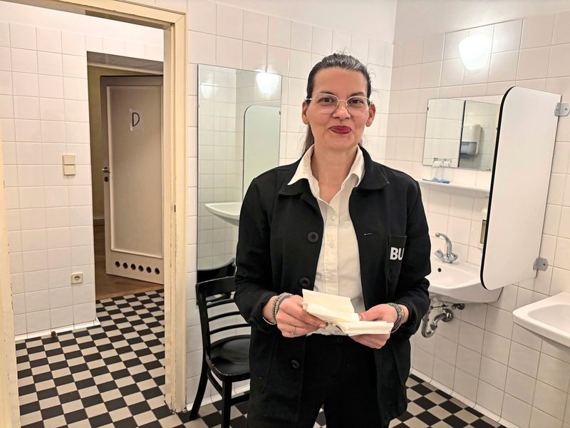 "Guten Abend! Bitte schön, die Dame": Wie man am Klo des Burgtheaters empfangen wird