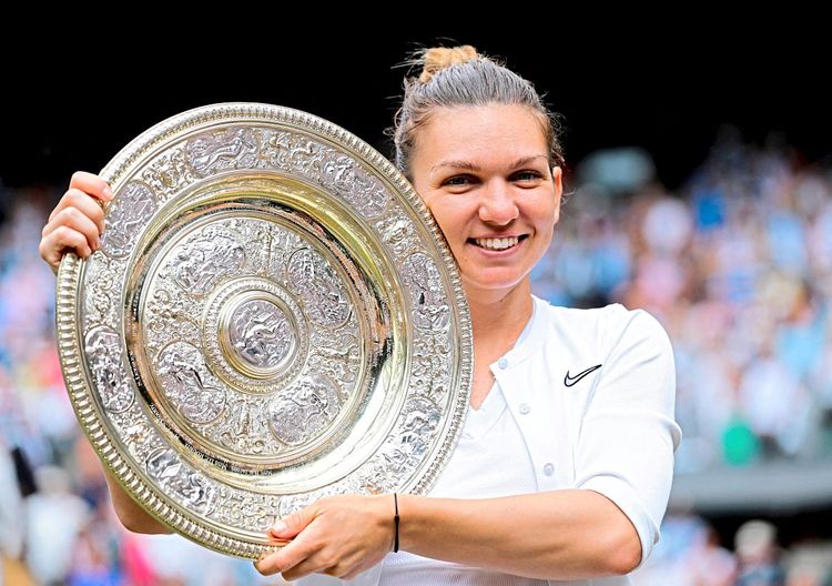 Simona Halep hält den silbernen Wimbledon-Präsentierteller, die Trophäe für die Siegerin.