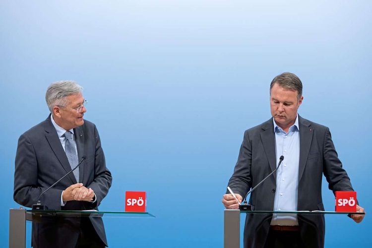 Peter Kaiser, Landeshauptmann in Kärnten, steht links, SPÖ-Parteichef Andreas Babler rechts, beide hinter einem gläsernen Podium, vor beiden das rote SPÖ-Logo.