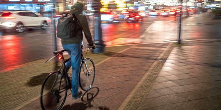 Schwaches Fahrradlicht: Mann haftet für Unfall, obwohl ihm Auto Vorrang  nahm - Recht -  › Wissen und Gesellschaft