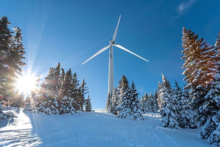 Windrad im Schnee am Berg