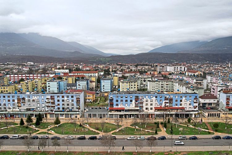 Blick auf Häuser in Kukes - eine Stadt nördlich von Tirana. 