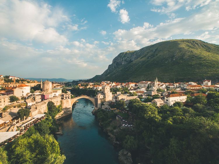Kleine verwinkelte Straßen, die osmanische Architektur und eine lebendige Atmosphäre machen Mostar zu einem einzigartigen Reiseziel mit vielen außergewöhnlichen Foto-Spots. Das Wahrzeichen der Stadt ist die Stari Most, die alte Brücke über den Fluss Neretva, ein Meisterwerk der Architektur: Der perfekte Ort, um einen unvergesslichen Augenblick festzuhalten.