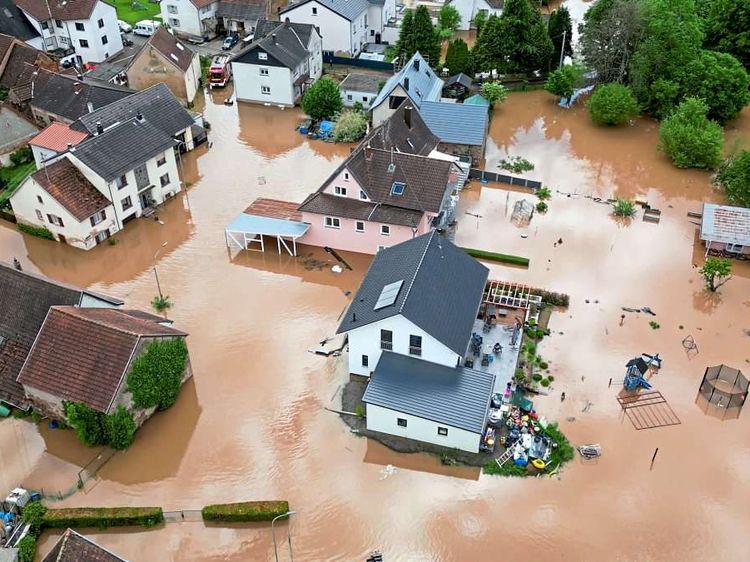 Nach Dauerregen in Südwestdeutschland stehen in der Gegend um Blieskastel zahlreiche Wohnhäuser unter Wasser.