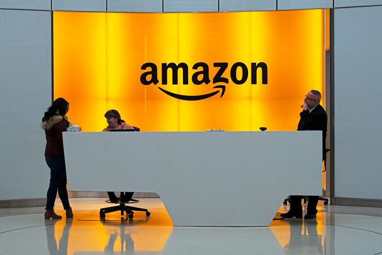 Das Bild zeigt Personen, die in der Lobby des Amazon-Büros in New York stehen.