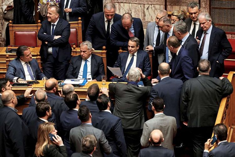 Der griechische Premierminister Kyriakos Mitsotakis im Parlament mit Parteikolleginnen und Kollegen nach dem Misstrauensvotum.