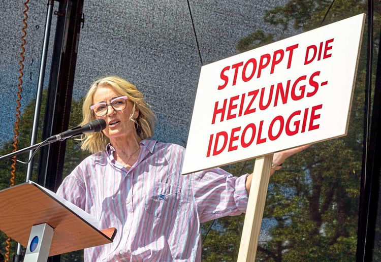 Mitmischen beim Verhärten gesellschaftlicher Fronten: Monika Gruber als Rednerin auf einer Demo gegen Heizungstausch und Wärmepumpen.