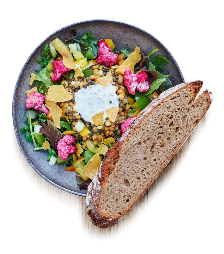 Linsen in einem orientalisch angemachten Salat mit Gurken, Paprika und Karfiol-Pickles.