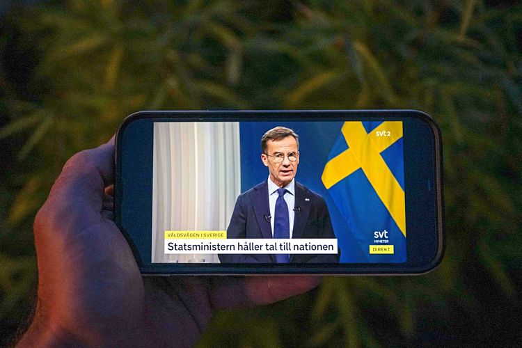 Ulf Kristersson ist auf einem Handybildschirm zu sehen.