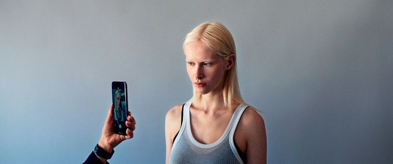 Ein Model und ein Bestatter in Belarus: "White Snail" schafft subtile Dissidenz